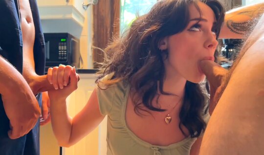 Олар отбасылық жыныстық қатынасты үйде, Ресейде, барлығы көру үшін түсірді.