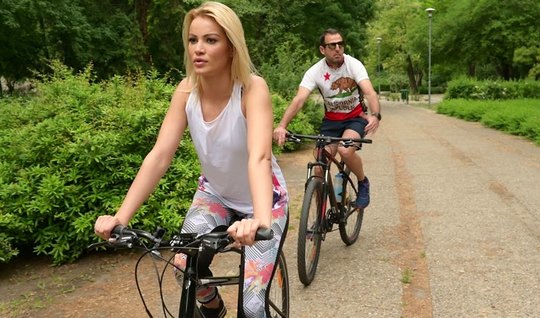 Презерватив мұрты бар жыныстық қатынас