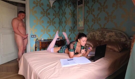 Қыз өкшесін жыныс мүшесіне басады